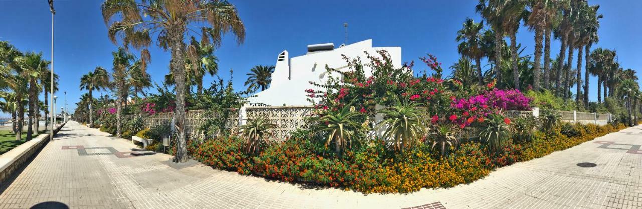 Beachfront Oasis In Costa Del Sol. Калета-де-Велес Екстер'єр фото